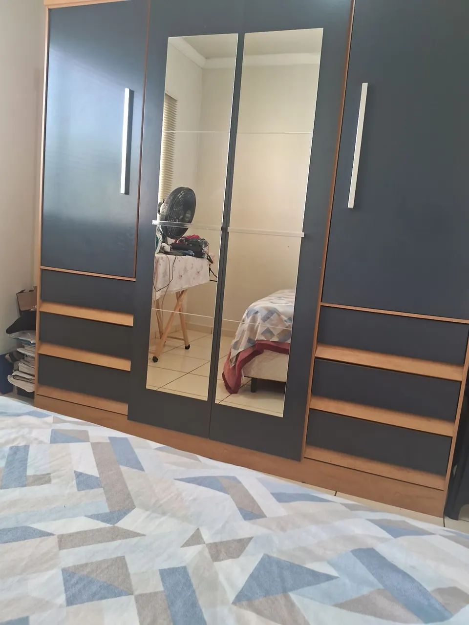 Guarda roupa.e Mesa 