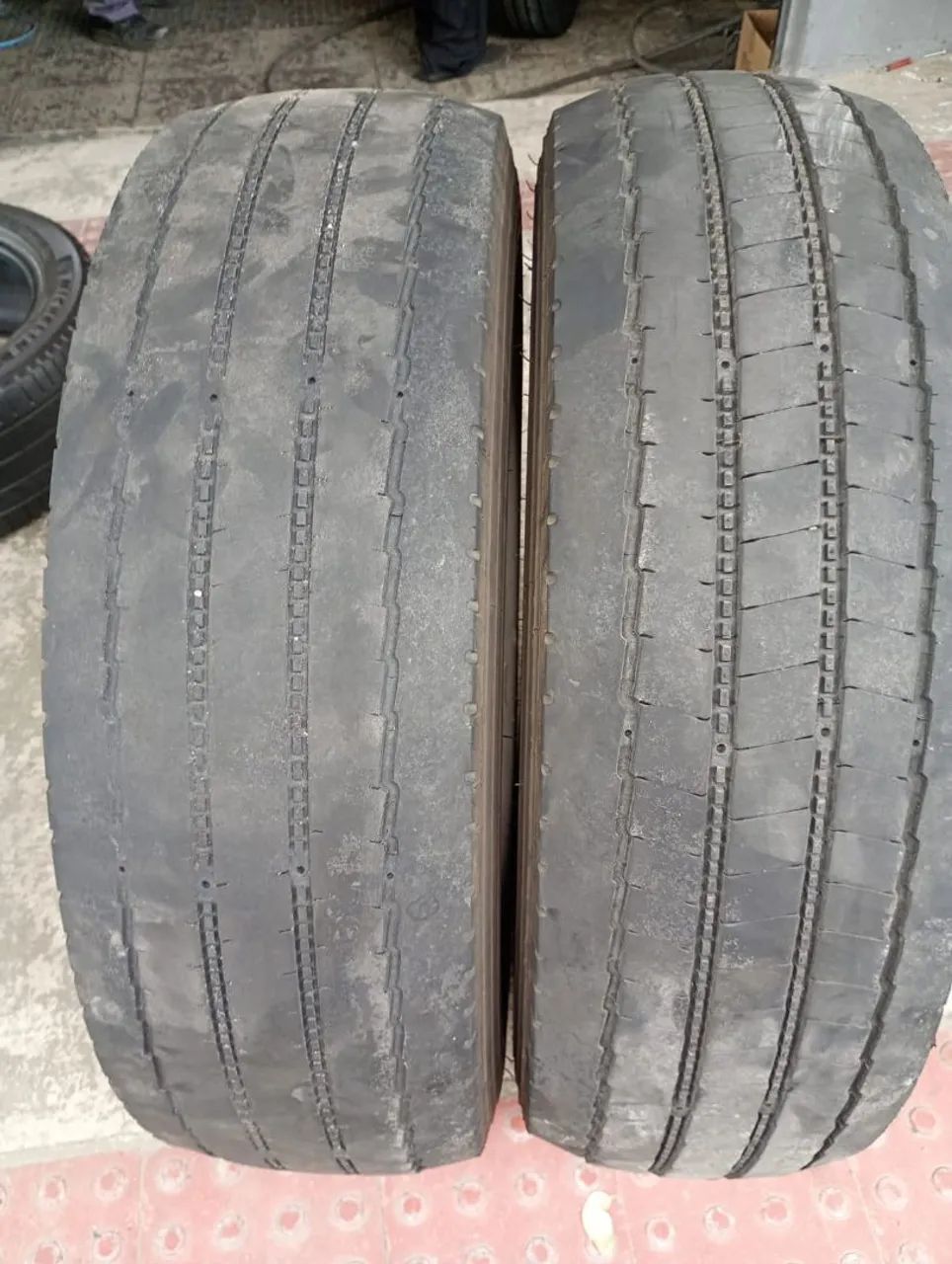 Pneus para caminhão 3/4 Michelin 215/75/R17.5 - Foto 2