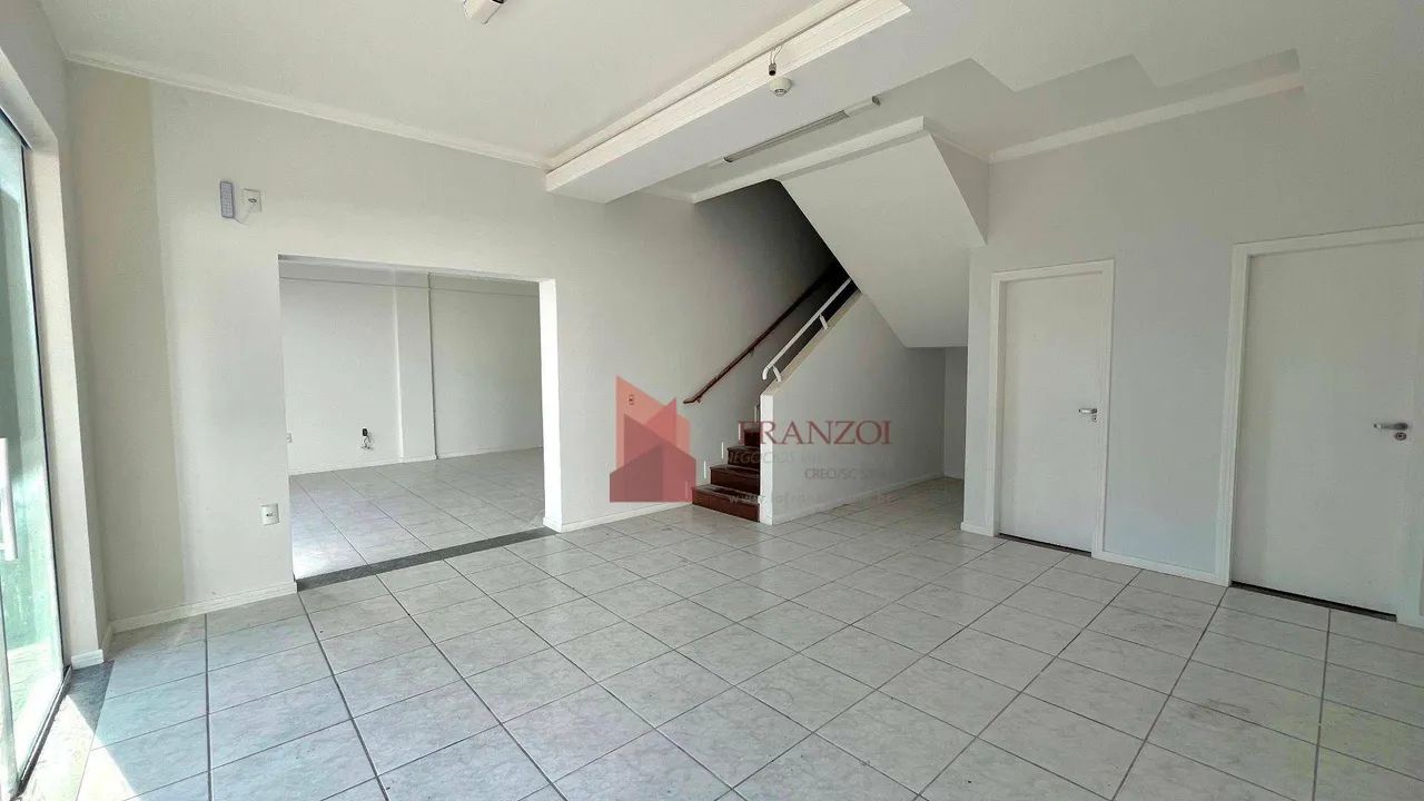 LOCAÇÃO- Sala Comercial TÉRREA com 2 pavimentos/ 140m2 no Centro de Itajaí, SC.