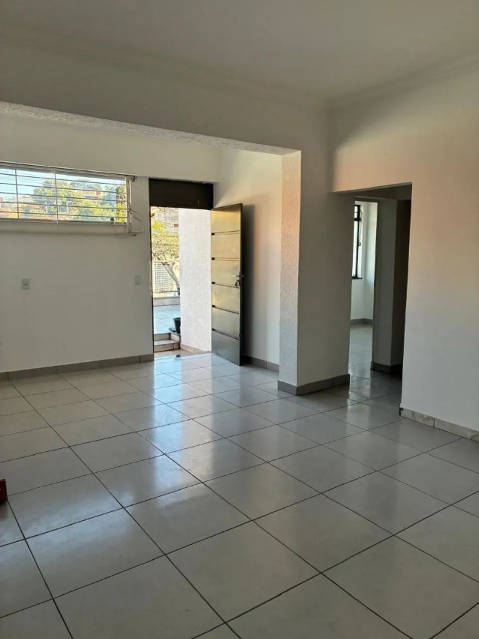 Aluga casa Comercial bem espaçosa e com varanda próximo a Igreja Dom Bosco.