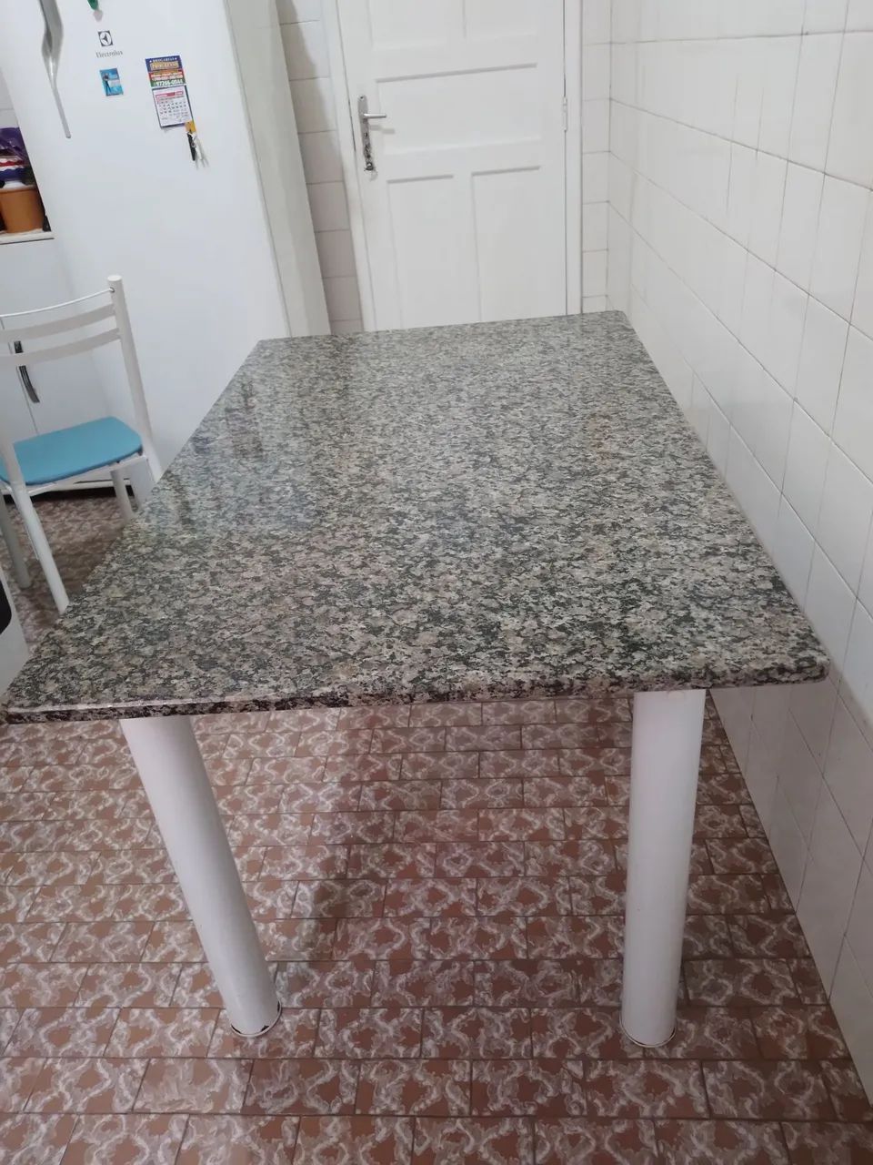 Mesa de granito com 3 cadeiras 