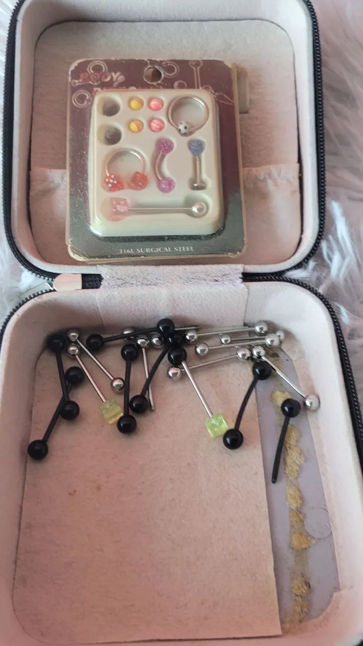 lotinho de piercing, tem 2 que estão novos no saquinho - Foto 3