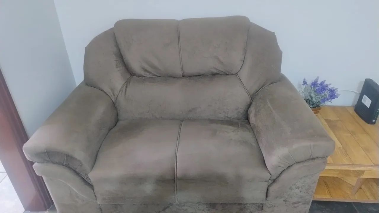 Sofá marrom suede