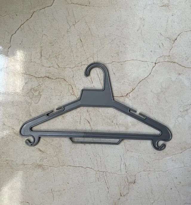 Cabide plastico cinza muito resistente adulto  - Foto 2