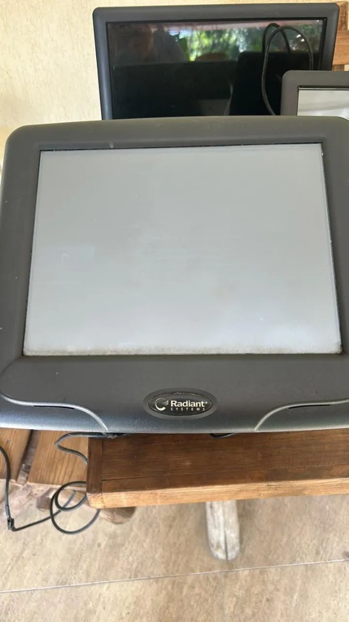 Vendo Monitores e CPUs