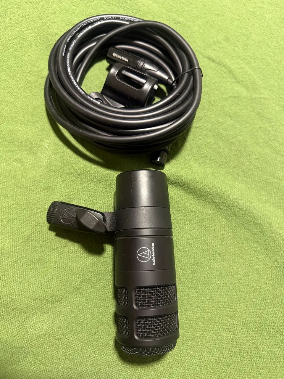 Microfone Dinâmico Hipercardióide Audio-Technica AT2040 XLR para