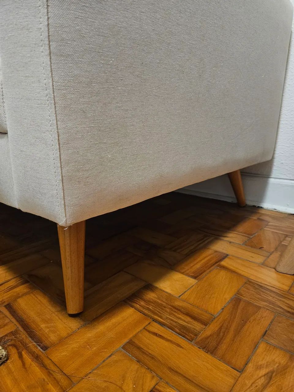 Sofá pequeno de linho bege com pés de madeira - Foto 3