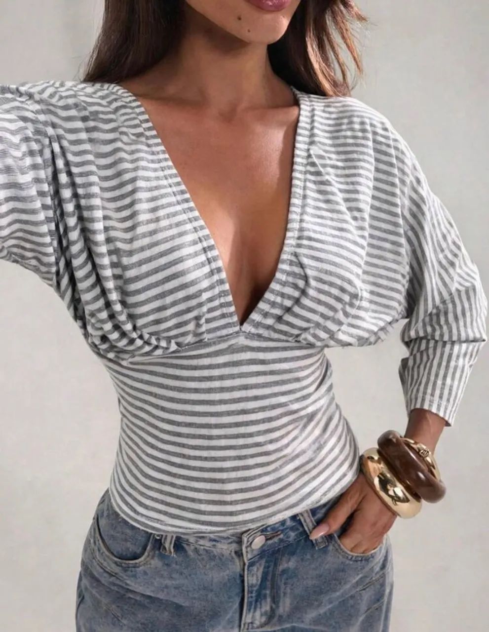 Blusa manga longa listrada com decote em V - Foto 3