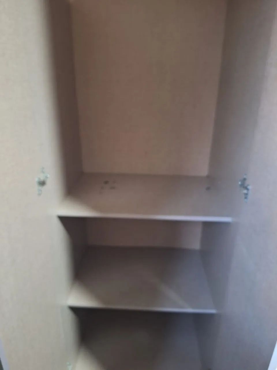 Vende-se esse Guarda Roupa de solteiro  - Foto 4