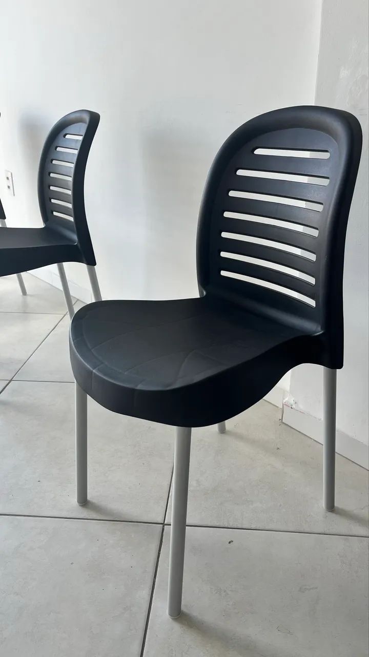 Cadeira nova , elegante material resistente, plástico e alumínio  - Foto 2