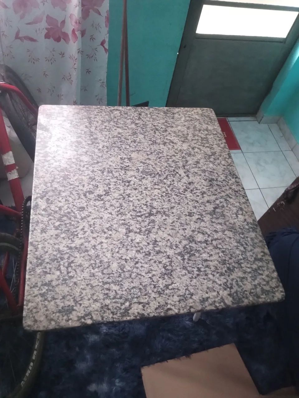 Mesa mármore, sem as cadeiras R$100,00