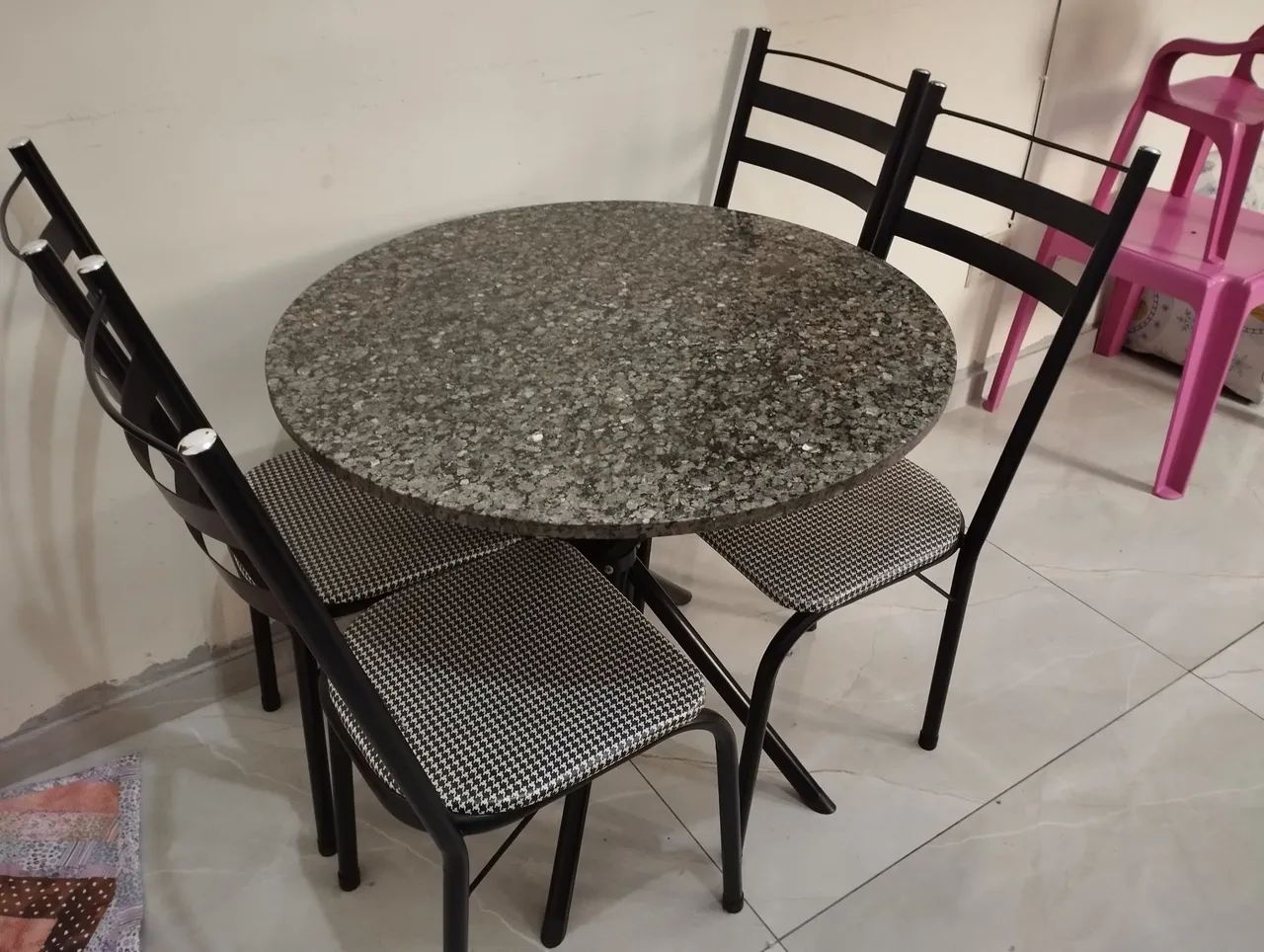 Mesa de Ardósia Circular C/4 cadeiras 
