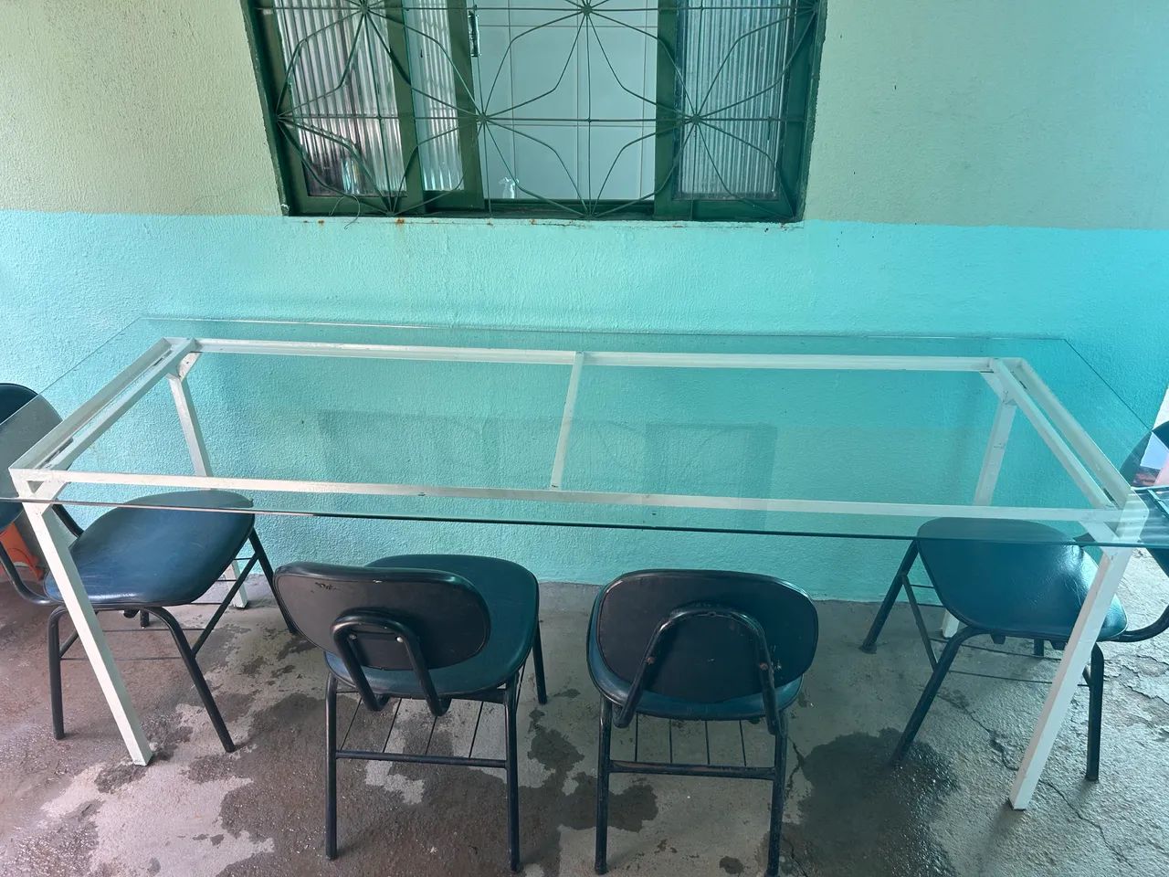 Mesa de vidro com pés de metal. - Foto 2