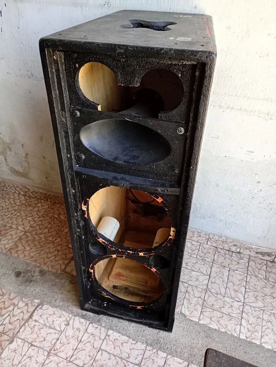 CAIXAS DE MÉDIO GRAVE COM ÀS TELAS E OS ESPAÇOS MATERIAL NAVAL 