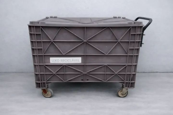 Vendo 02 Container Plástico de 1.000L cada com Rodas - Foto 2