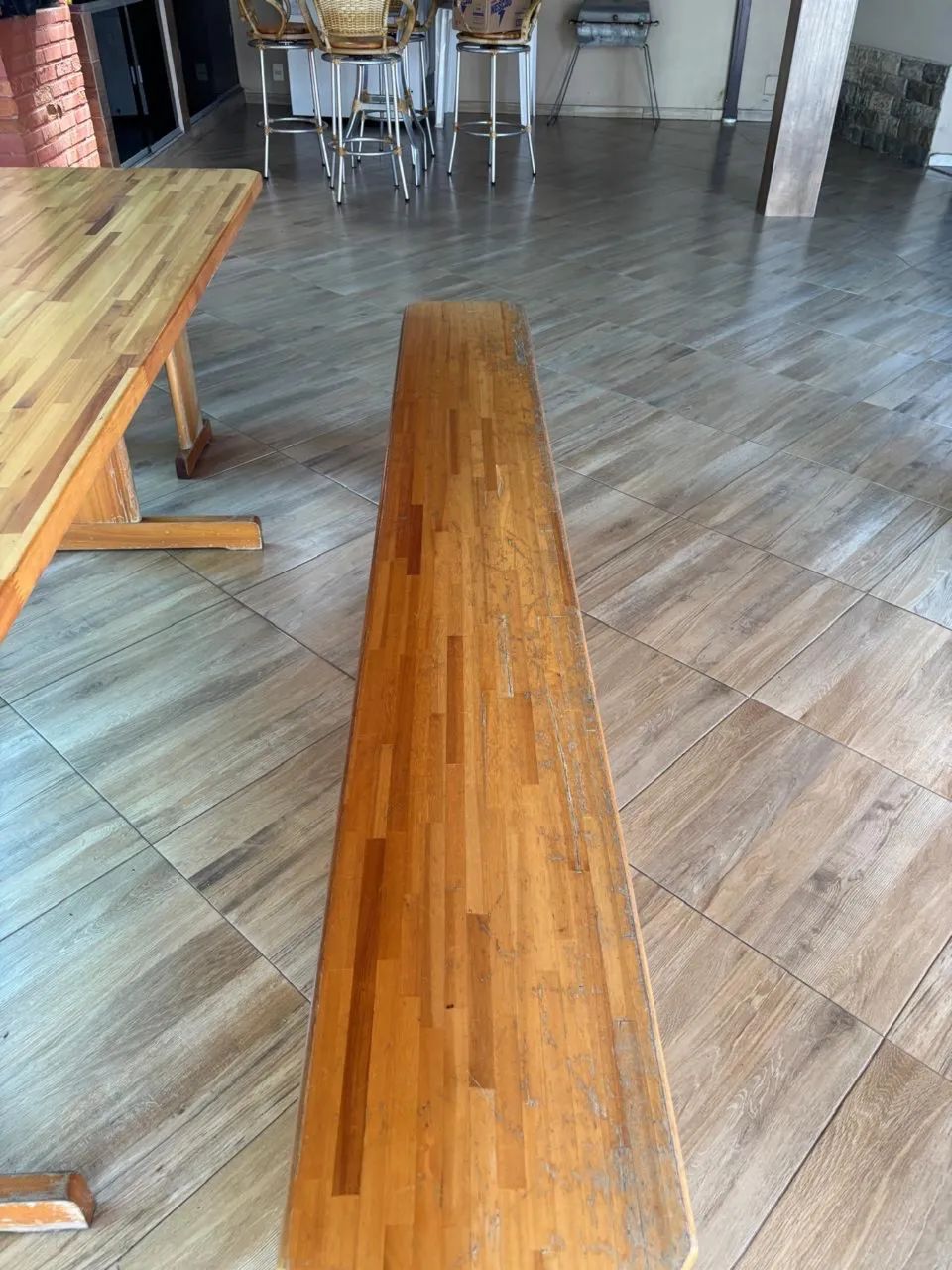 Mesa 2,15m 100% madeira com 4 bancos - Foto 4