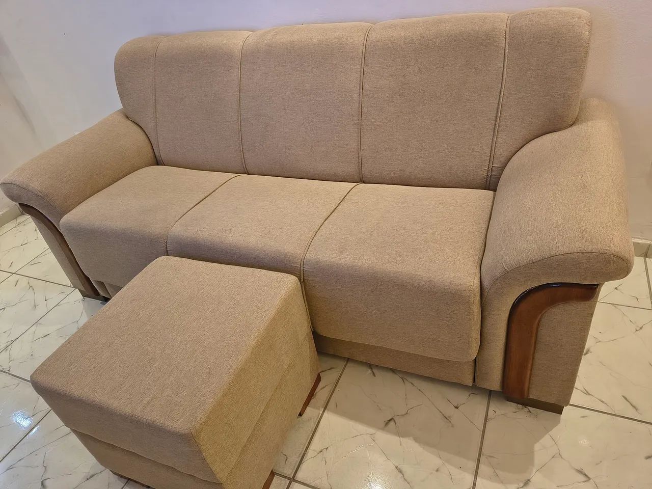 Sofá 3 lugares com puf