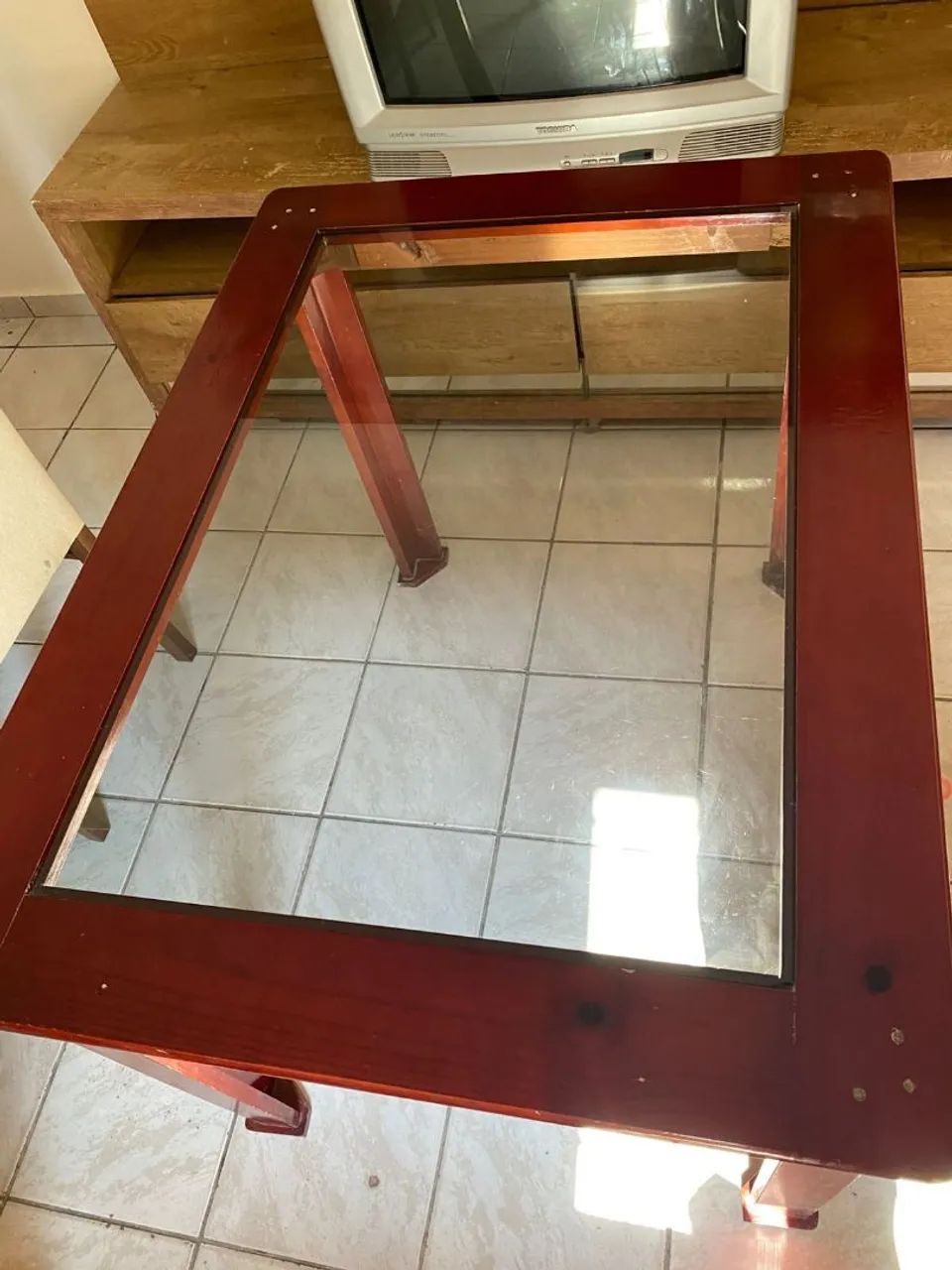 Mesa de vidro e madeira 