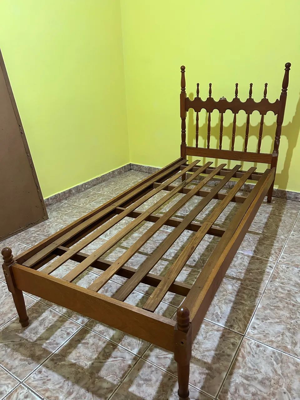 Cama de Solteiro de Madeira - Estrutura Resistente