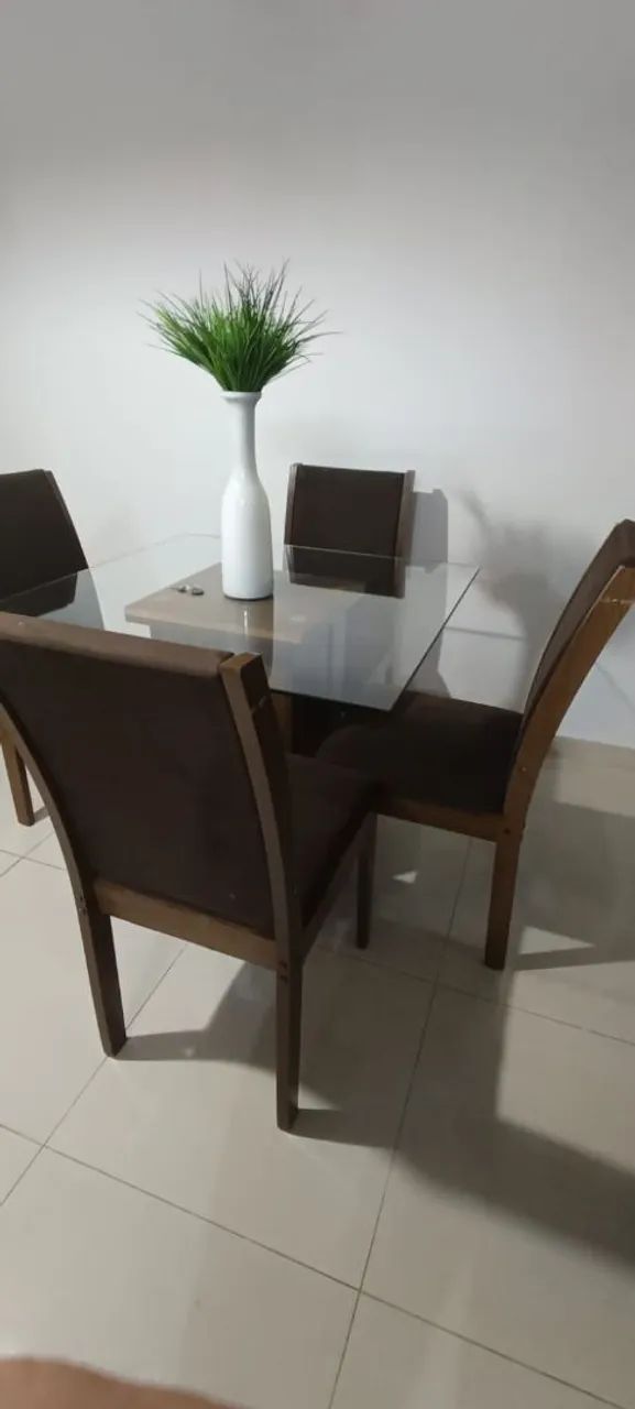 Vendo MESA. Acompanha cadeiras mas 2 precisa de reforma 65204504703233120