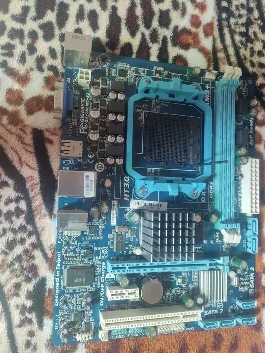 Placa Mãe Gigabyte ( Com Problema ) + Pilha - Foto 3