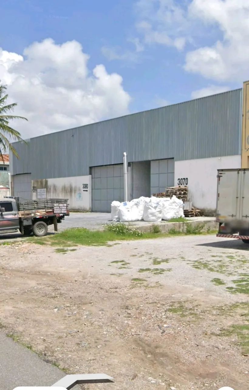 ALUGO TRÊS GALPÕES JUNTOS COM 2100M2