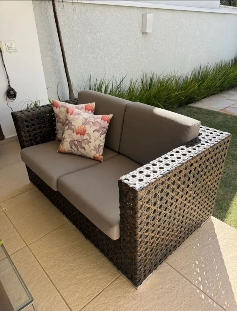 Sofa e 2 Poltronas de Fibra Sintetica e Alumínio (Posso Entregar) - Foto 2
