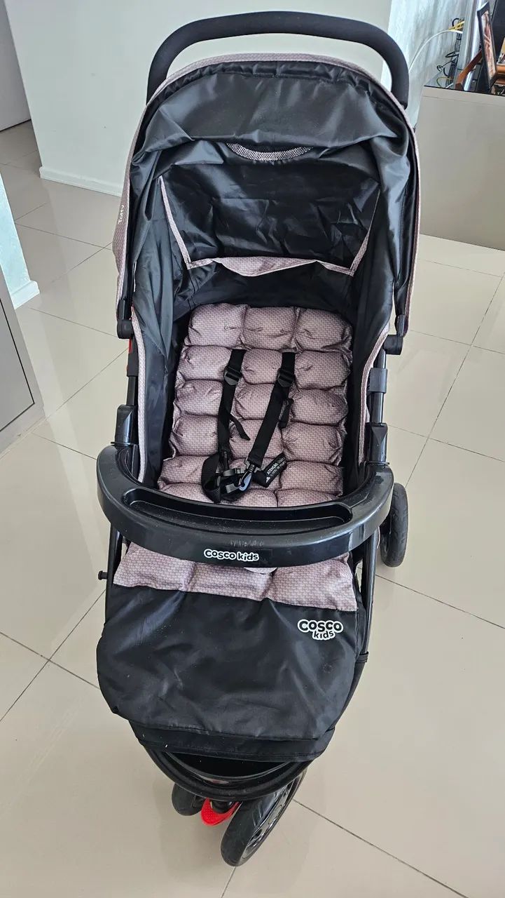Carrinho de Bebê com Bebê conforto Cosco Toffy