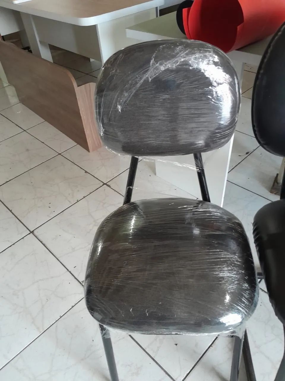 cadeira preta fixa - frete grátis 