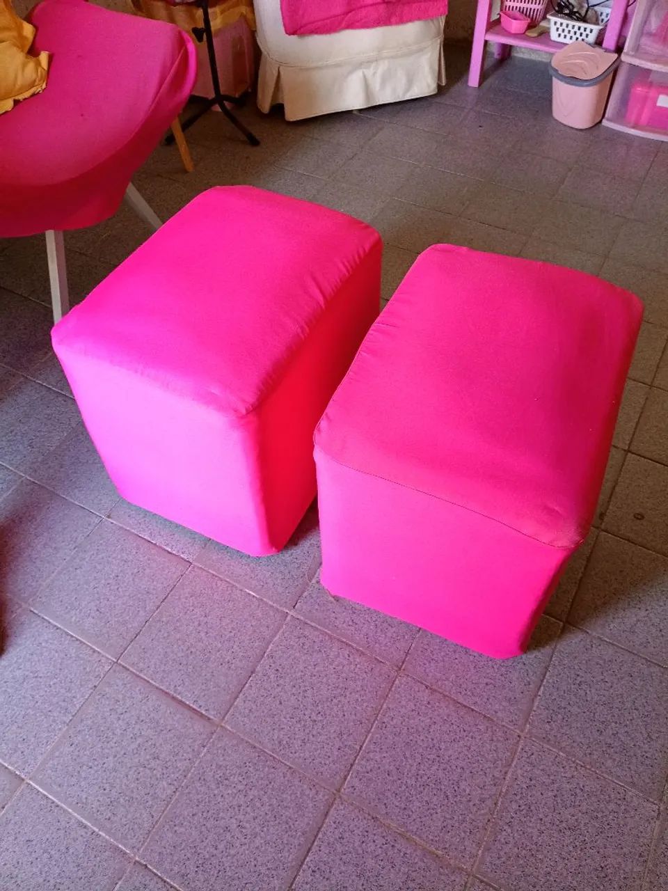 2 puffs com capinhas cor de rosa - Foto 2