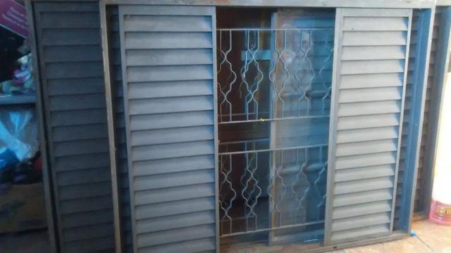 Vendo Janelas Venezianas com vidros - Foto 2