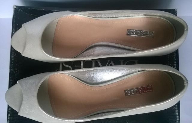 Sapato Peep toe prata marca Divalesi couro puntini nº38 usado, mas em perfeitas condições - Foto 4