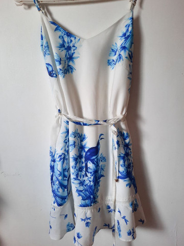 vestido branco com detalhes azul