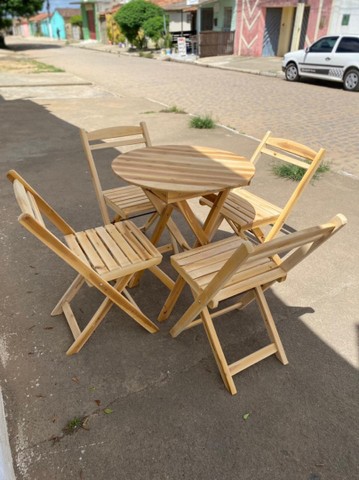 Jogo de mesa redonda com cadeiras de madeira  - Foto 3