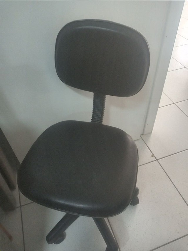 Cadeira de escritório semi nova