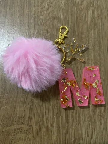 Chaveiro Letra , Pingente e pompom