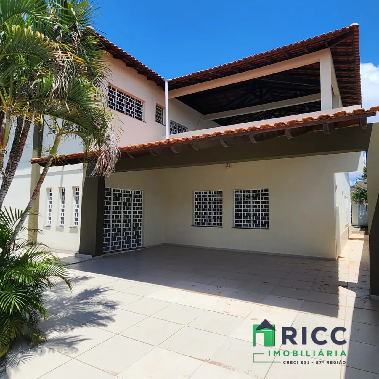 Vende-se casa no São Francisco com 4 suítes toda documentada
