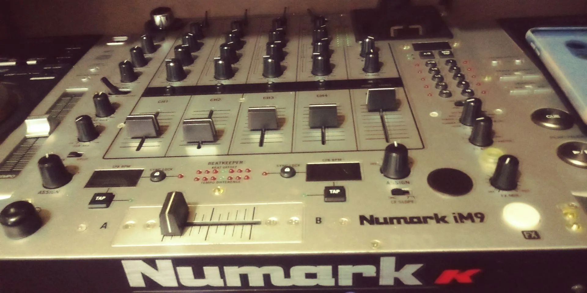 Mixer profissional NUMARK iM9 Pro 200 profissional na caixa