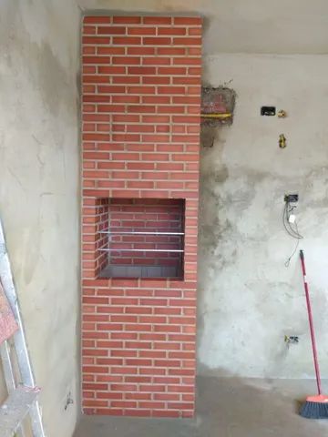Temos a churrasqueira predial que você pode revestir 