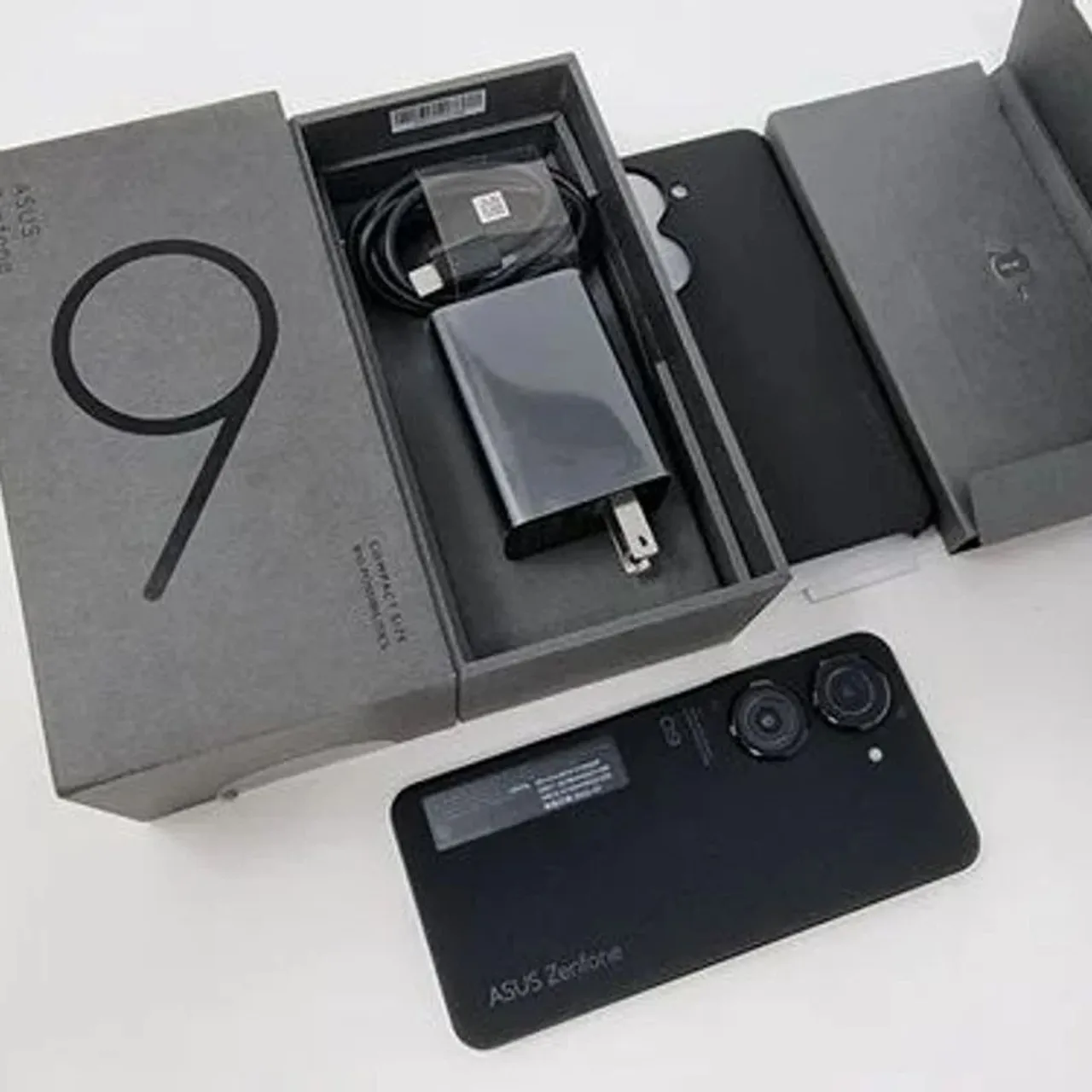 ASUS Zenfone 9 -semi Novo na Caixa