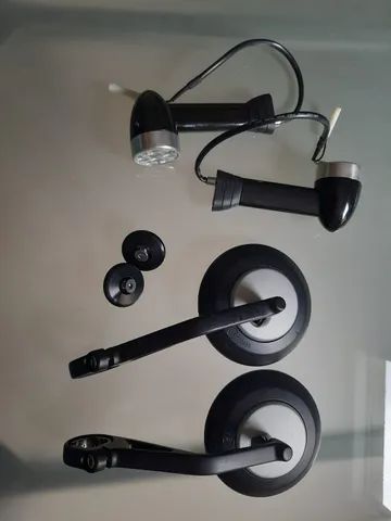 Lote com retrovisores, lanternas traseiras e pesos Triumph Bonneville - Foto 4