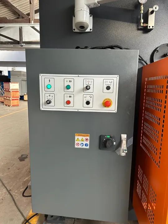 Prensa Viradeira Hidraulica Calvi 125T/3200 CNC (NOVA) - Foto 5