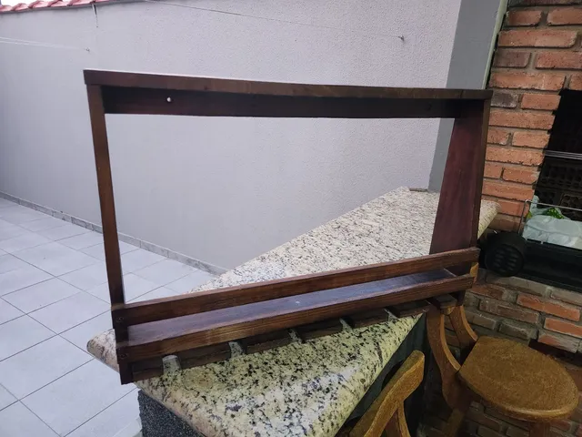 Adega parede para 6 garrafas e 06 taças