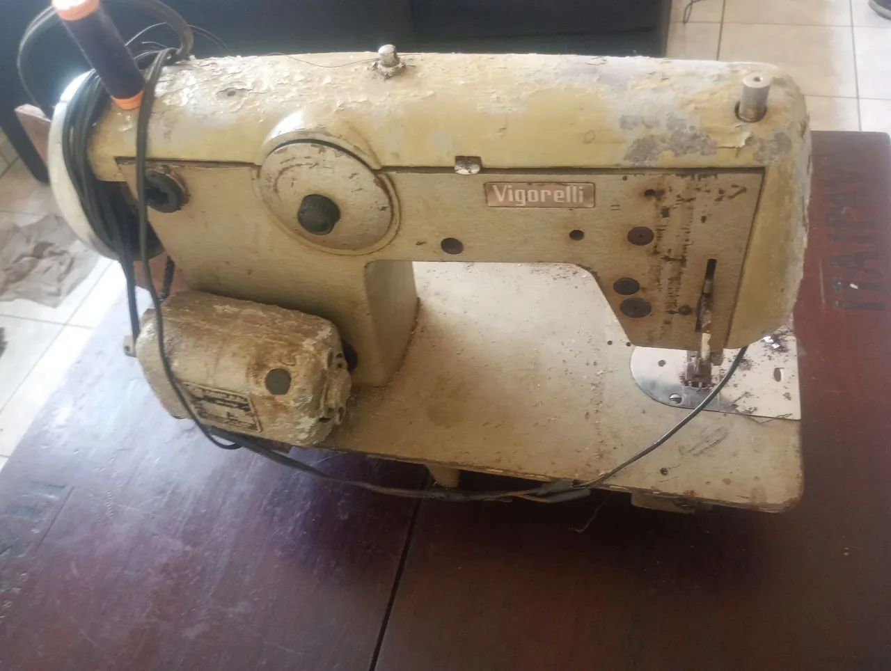 Máquina de costura antiga+não sei se funciona) - Foto 2