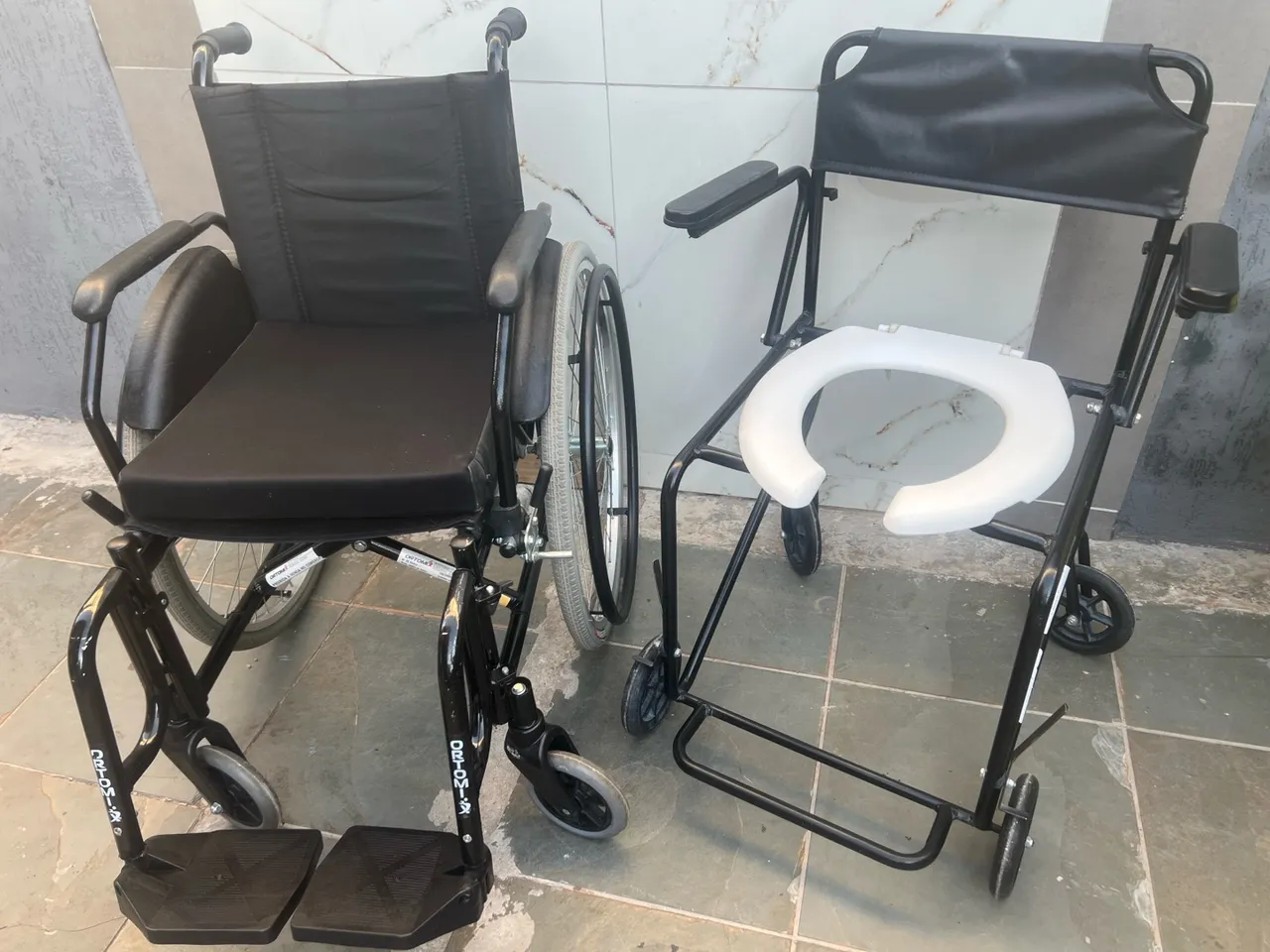 Cadeira de rodas e cadeira de banho