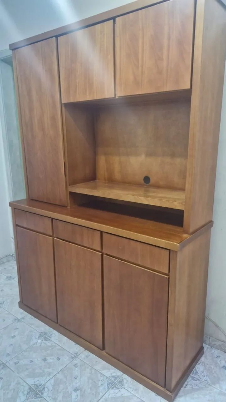 Estante com 3 gavetas e 6 portas em madeira nobre, seminova. - Foto 4
