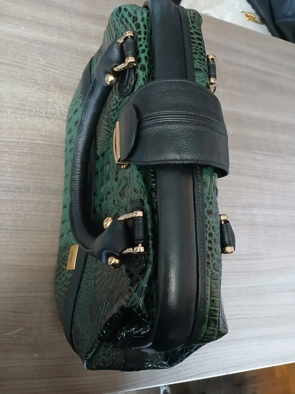 BOLSA FEMININA COURO VERDE CROCO COM PRETO  SEMI-NOVA - Foto 2