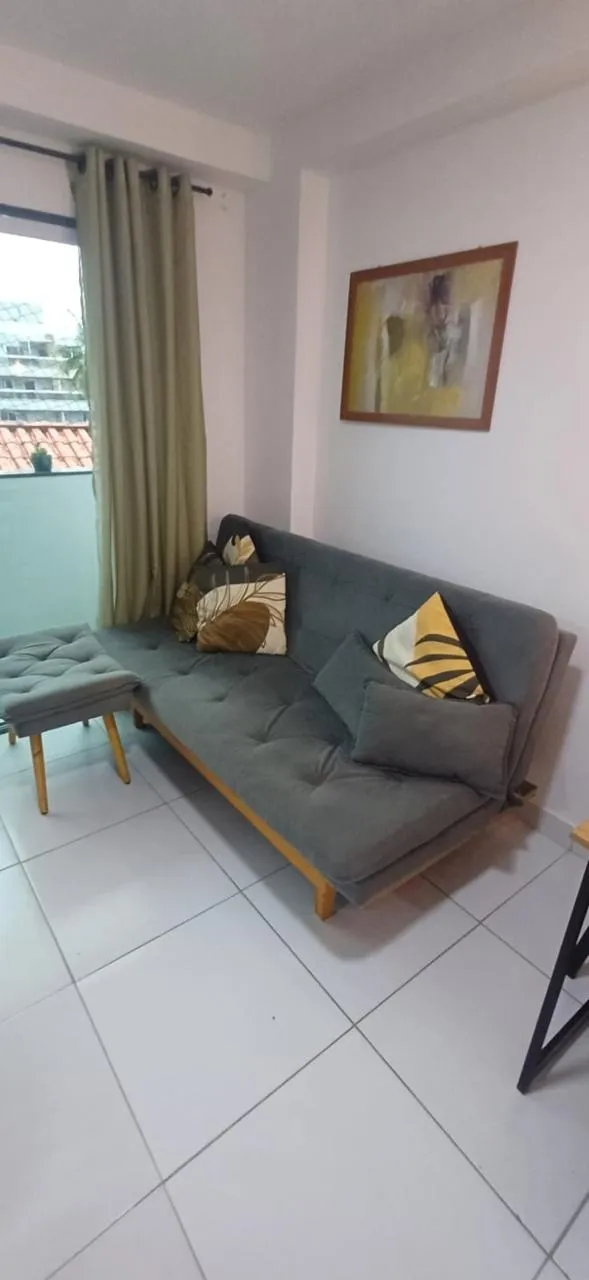 Sofá cama reclinável em suede com duas banquetas