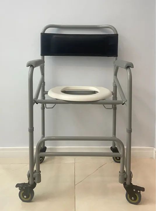 Cadeira de Banho com Rodas - Seminova