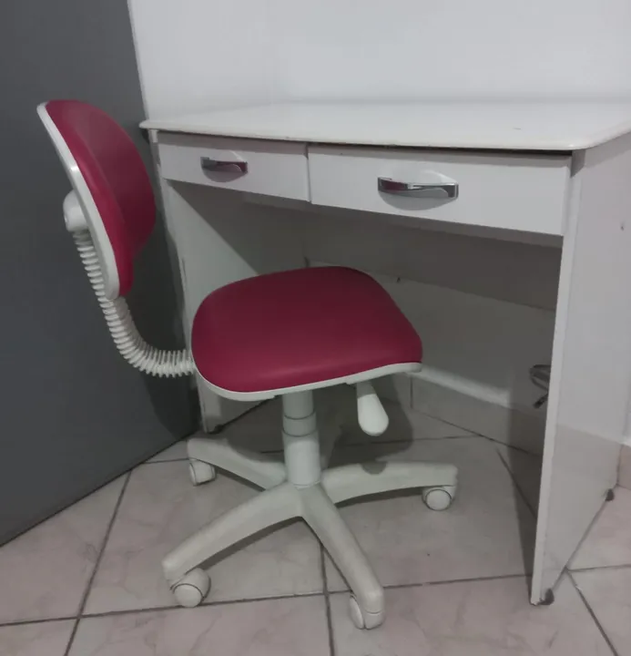 Mesa de Escritório Branca com Cadeira Giratória
